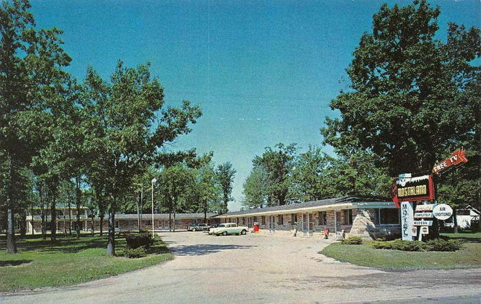 Northland Motel - Old Postcard Photo (newer photo)